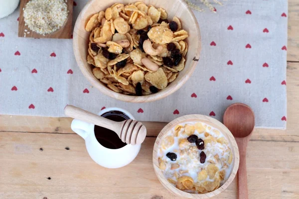 Frenk üzümü kurutulmuş meyve, kaju fıstığı ve süt Mısır pul.