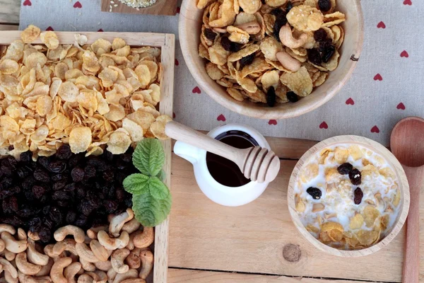 Frenk üzümü kurutulmuş meyve, kaju fıstığı ve süt Mısır pul.