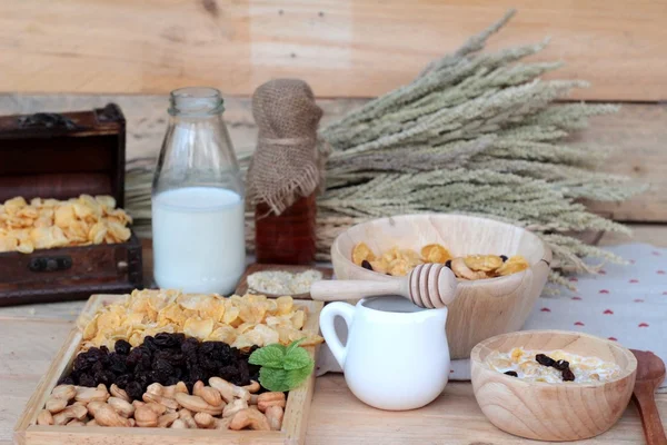 Frenk üzümü kurutulmuş meyve, kaju fıstığı ve süt Mısır pul.