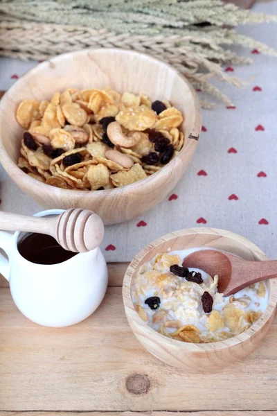 Frenk üzümü kurutulmuş meyve, kaju fıstığı ve süt Mısır pul.
