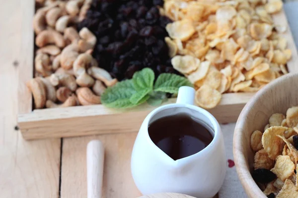 Frenk üzümü kurutulmuş meyve, kaju fıstığı ve süt Mısır pul.