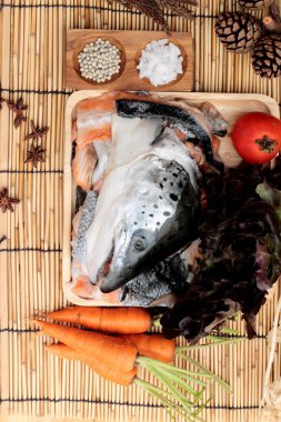 Somon baş ve tuz, biber yemek pişirmek için.