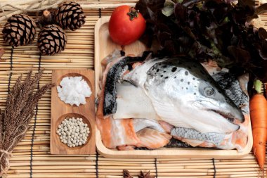 Somon baş ve tuz, biber yemek pişirmek için.