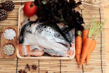 Somon baş ve tuz, biber yemek pişirmek için.