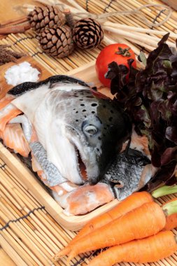 Somon baş ve tuz, biber yemek pişirmek için.