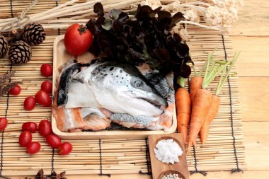 Somon baş ve tuz, biber yemek pişirmek için.