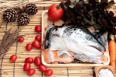 Somon baş ve tuz, biber yemek pişirmek için.