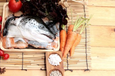 Somon baş ve tuz, biber yemek pişirmek için.