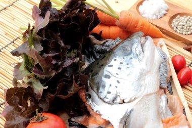 Somon baş ve tuz, biber yemek pişirmek için.