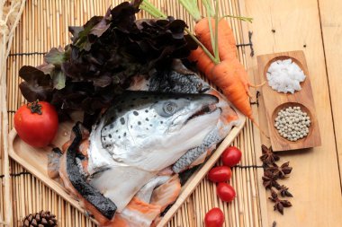 Somon baş ve tuz, biber yemek pişirmek için.