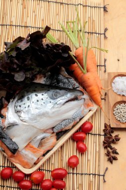 Somon baş ve tuz, biber yemek pişirmek için.