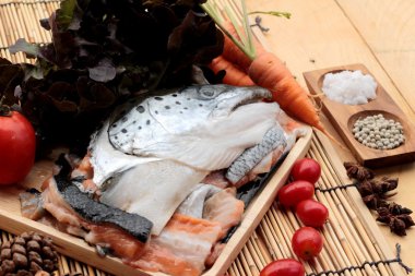 Somon baş ve tuz, biber yemek pişirmek için.