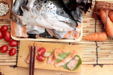 Somon yemek pişirmek için baş ve taze somon fileto .