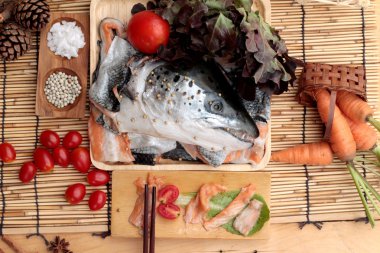 Somon yemek pişirmek için baş ve taze somon fileto .