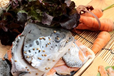 Somon yemek pişirmek için baş ve taze somon fileto .