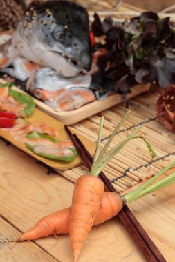 Somon yemek pişirmek için baş ve taze somon fileto .