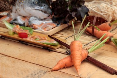 Somon yemek pişirmek için baş ve taze somon fileto .