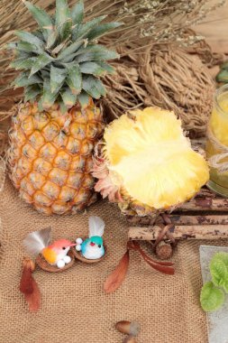 Ananas Meyve suyu ve taze ananas sulu