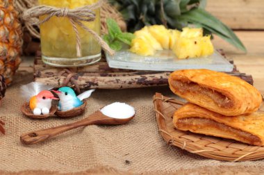 Ananas suyu ve taze ananas ekmek ile pineap ile pişmiş