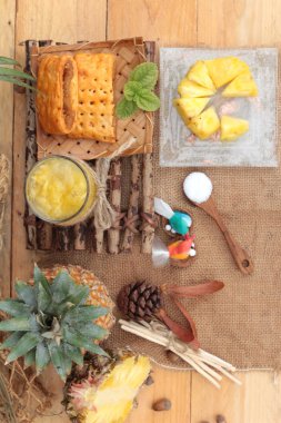 Ananas suyu ve taze ananas ekmek ile pineap ile pişmiş