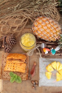 Ananas suyu ve taze ananas ekmek ile pineap ile pişmiş