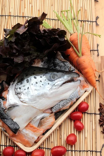 Lax huvud och salt, peppar för matlagning. — Stockfoto