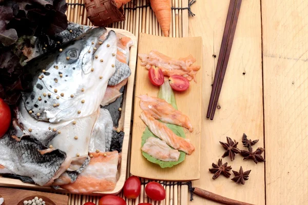 Cabeza de salmón para cocinar y filetes de salmón fresco  . — Foto de Stock