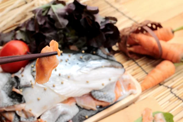 Testa di salmone per la cottura e filetti di salmone freschi  . — Foto Stock