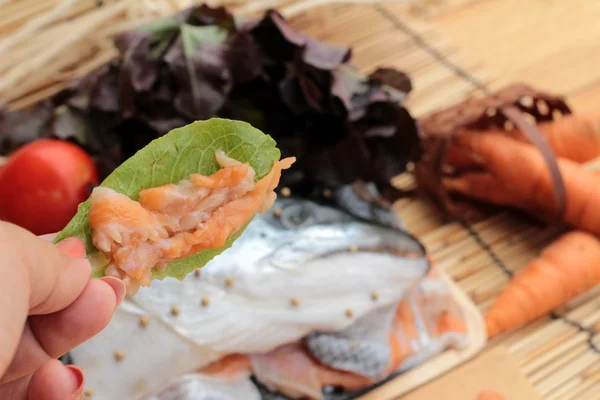 Salmon head for cooking and fresh salmon fillets . — Stock Photo, Image