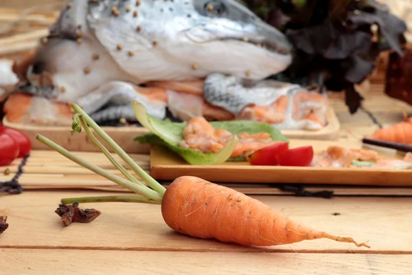 Lax för matlagning och färska laxfiléer . — Stockfoto