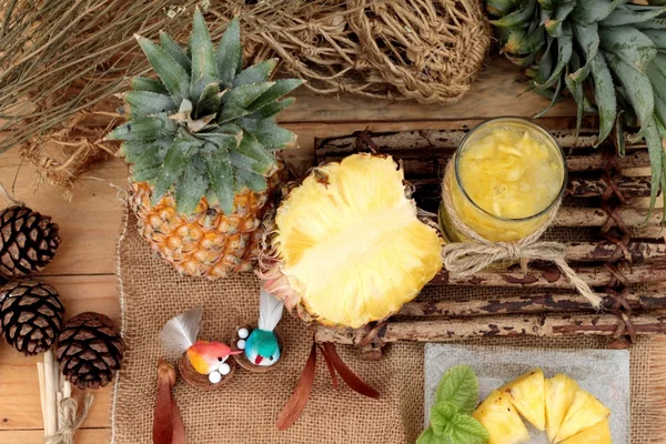 Succo di frutta ananas e succoso di ananas fresco — Foto Stock