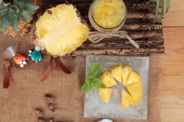 Succo di frutta ananas e succoso di ananas fresco — Foto Stock