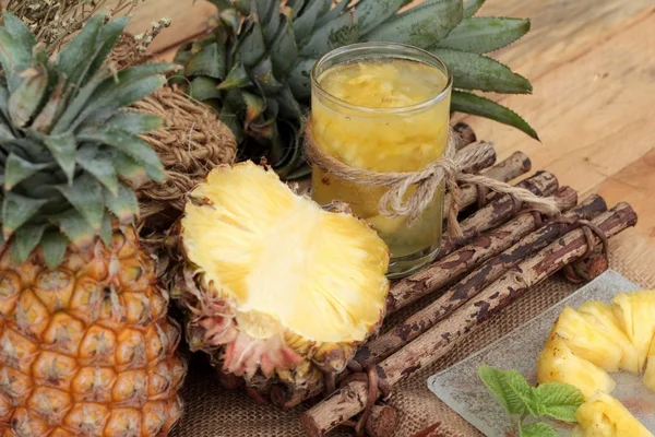 Pineapple fruit juice and fresh pineapple juicy — Stock Photo, Image