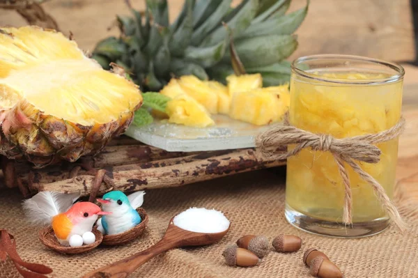 Suco de abacaxi e sumarento de abacaxi fresco — Fotografia de Stock
