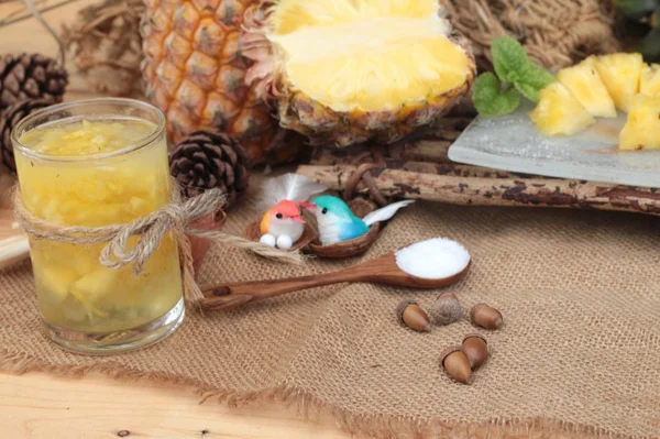Succo di frutta ananas e succoso di ananas fresco — Foto Stock