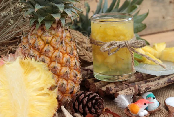 Ananasový džus a šťavnaté čerstvý ananas — Stock fotografie