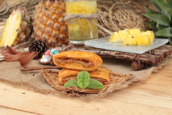 Ananasový džus a čerstvý ananas chléb pečený s pineap — Stock fotografie