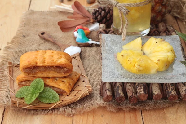 Ananassaft und frische Ananas mit Brot mit Ananas gebacken — Stockfoto