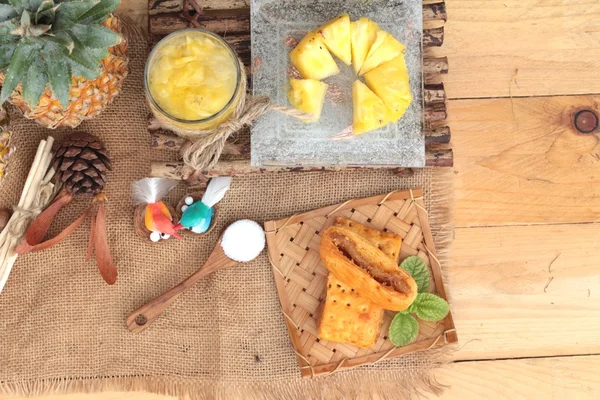 Ananassap en verse ananas met brood gebakken met pineap — Stockfoto