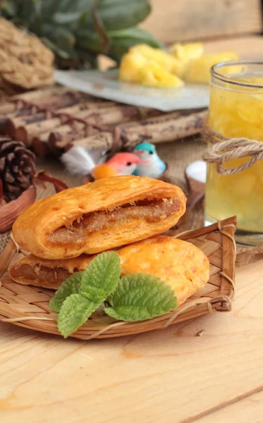 Jus nanas dan nanas segar dengan roti yang dipanggang dengan nanas — Stok Foto