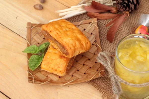 Pineapple juice and fresh pineapple with bread baked with pineap — Stock Photo, Image