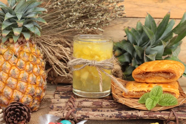 Pineapple juice and fresh pineapple with bread baked with pineap — Stock Photo, Image