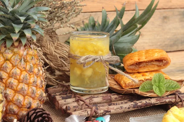 Pineapple juice and fresh pineapple with bread baked with pineap