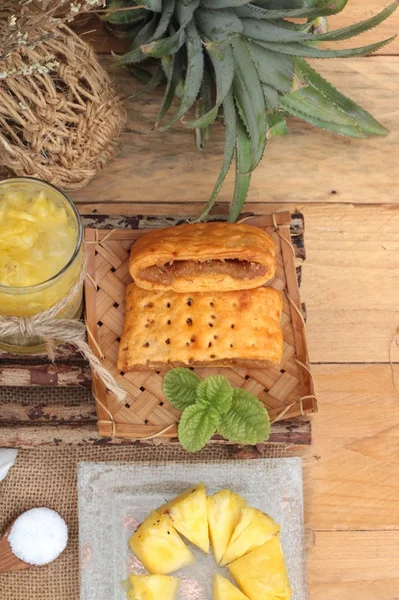 Ananasový džus a čerstvý ananas chléb pečený s pineap — Stock fotografie