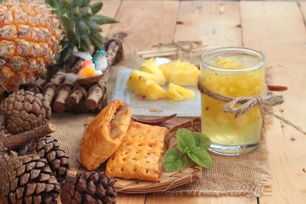 Suco de abacaxi e abacaxi fresco com pão assado com pineap — Fotografia de Stock