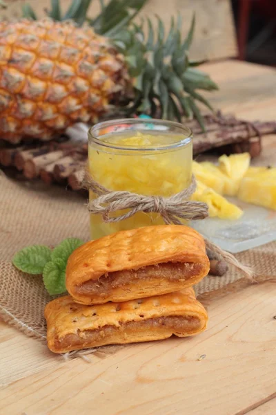 Pineapple juice and fresh pineapple with bread baked with pineap — Stock Photo, Image