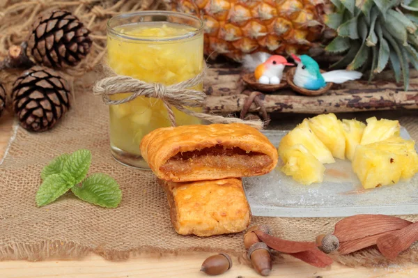 Pineapple juice and fresh pineapple with bread baked with pineap — Stock Photo, Image