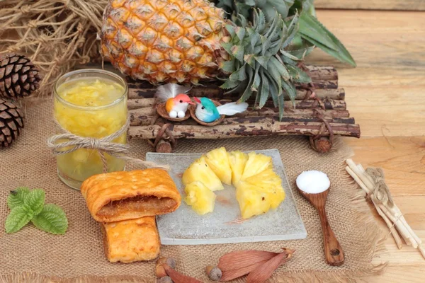 Succo di ananas e ananas fresco con pane cotto con ananas — Foto Stock