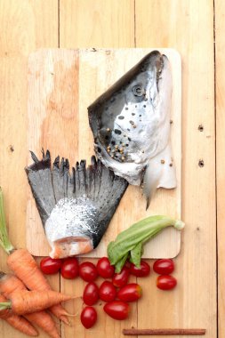 Somon baş ve yemek pişirmek için somon yeri.