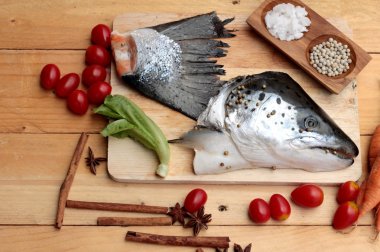 Somon baş ve yemek pişirmek için somon yeri.